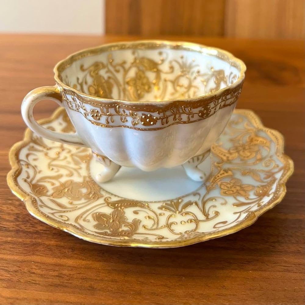 オールドノリタケ アールヌーボー様式 メイプルリーフ印 金盛上デミタスカップ オールドノリタケ アールヌーボー様式 メイプルリーフ印 金盛上